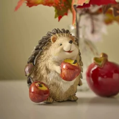 Igel mit zwei Äpfeln, stehend