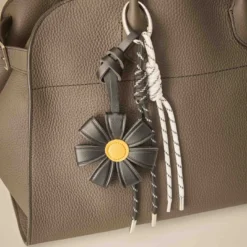 Taschenanhänger Blume, schwarz