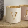 Teelichthalter Buchstabe, V/beige, 7.8 x 7.5 cm